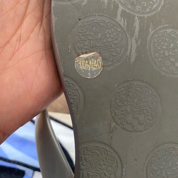 Vince Camuto flip flops size 10 - Picture 5 of 5